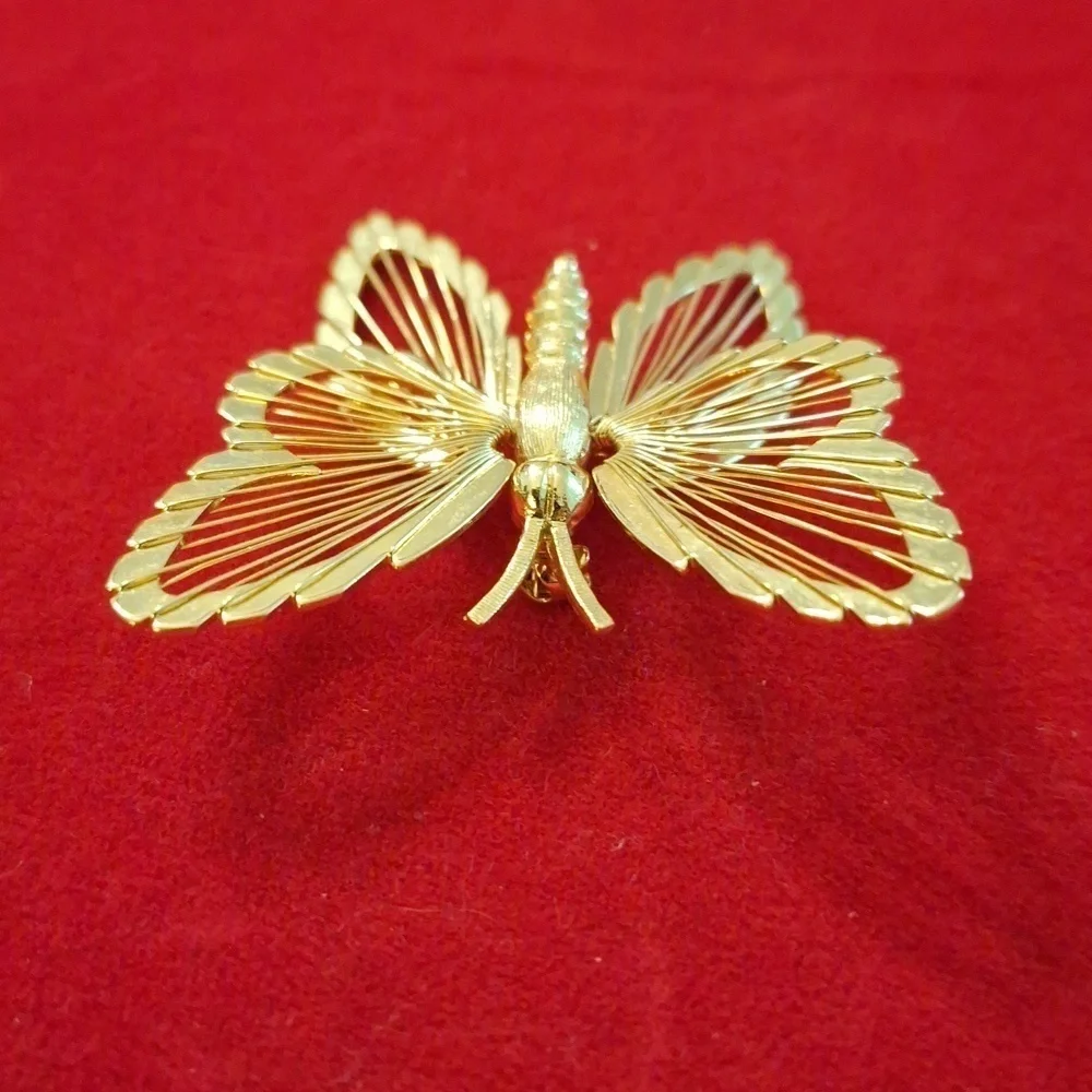 Vintage Monet butterfly brooch gold tone wire wings insect moth jewelry pin - Picture 6 of 10
